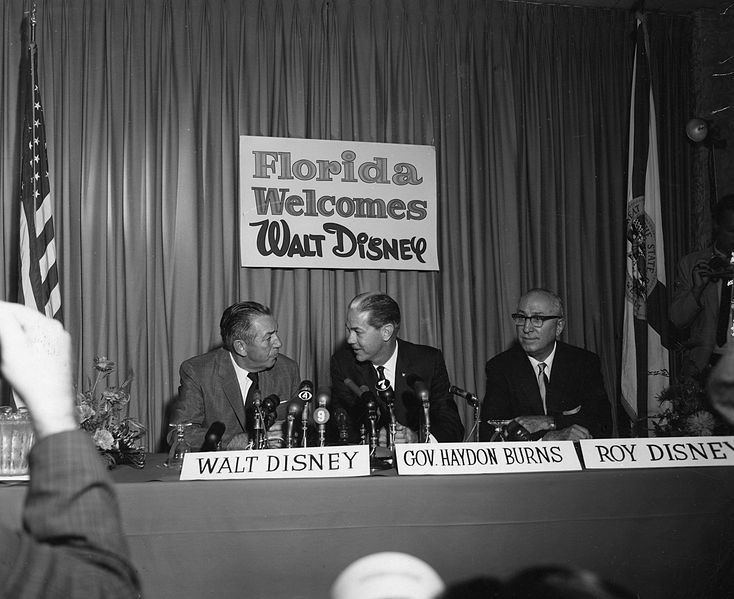 Уолт Дисни, Хейдън Бърнс и Рой Дисни, 1965 г. / снимка: Уикимедия