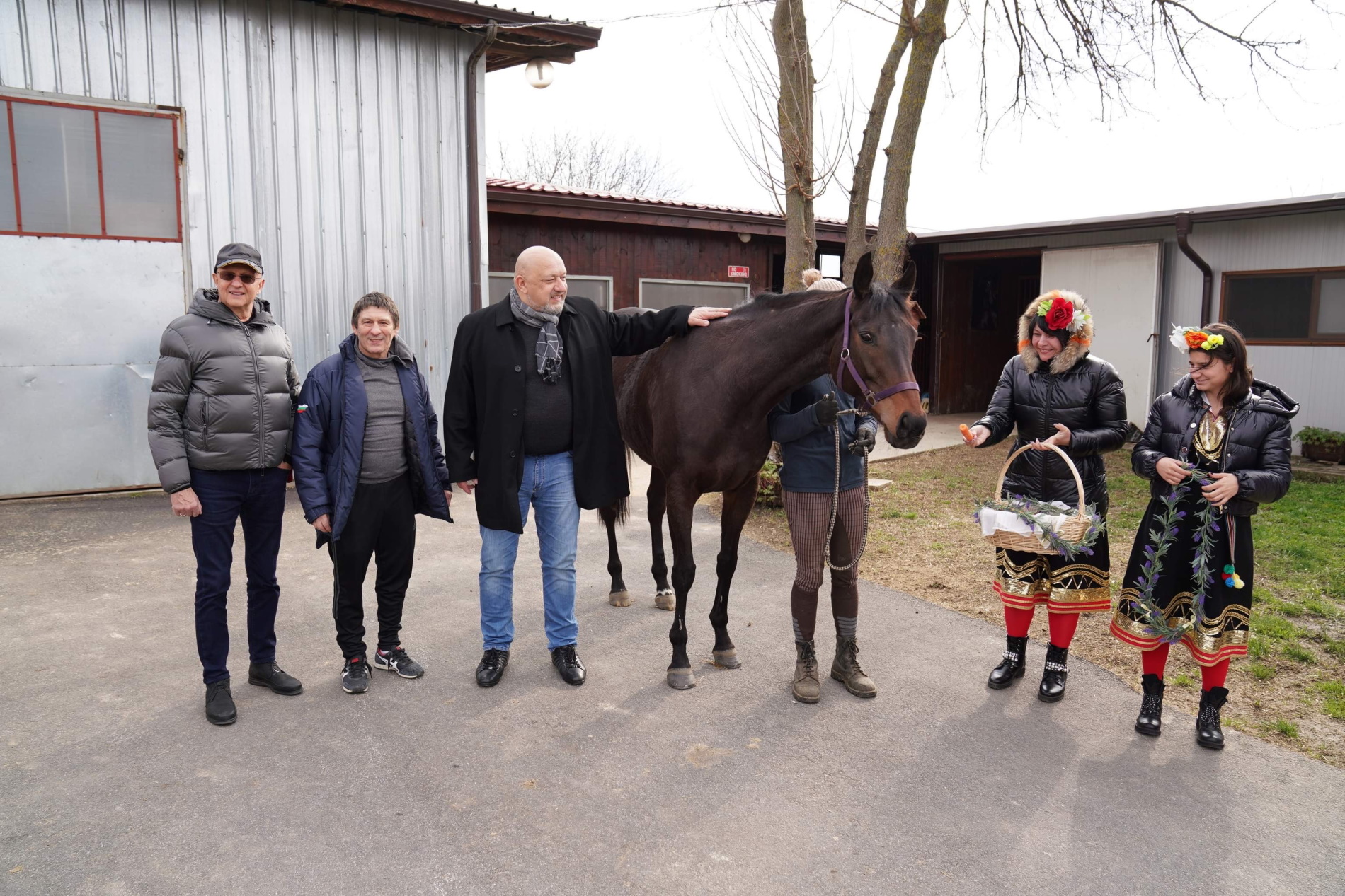 Кралев и Йорданов в конната база в село Сандрово