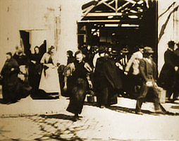 Работници напускат фабриката Люмиер в края на работното време (1895)