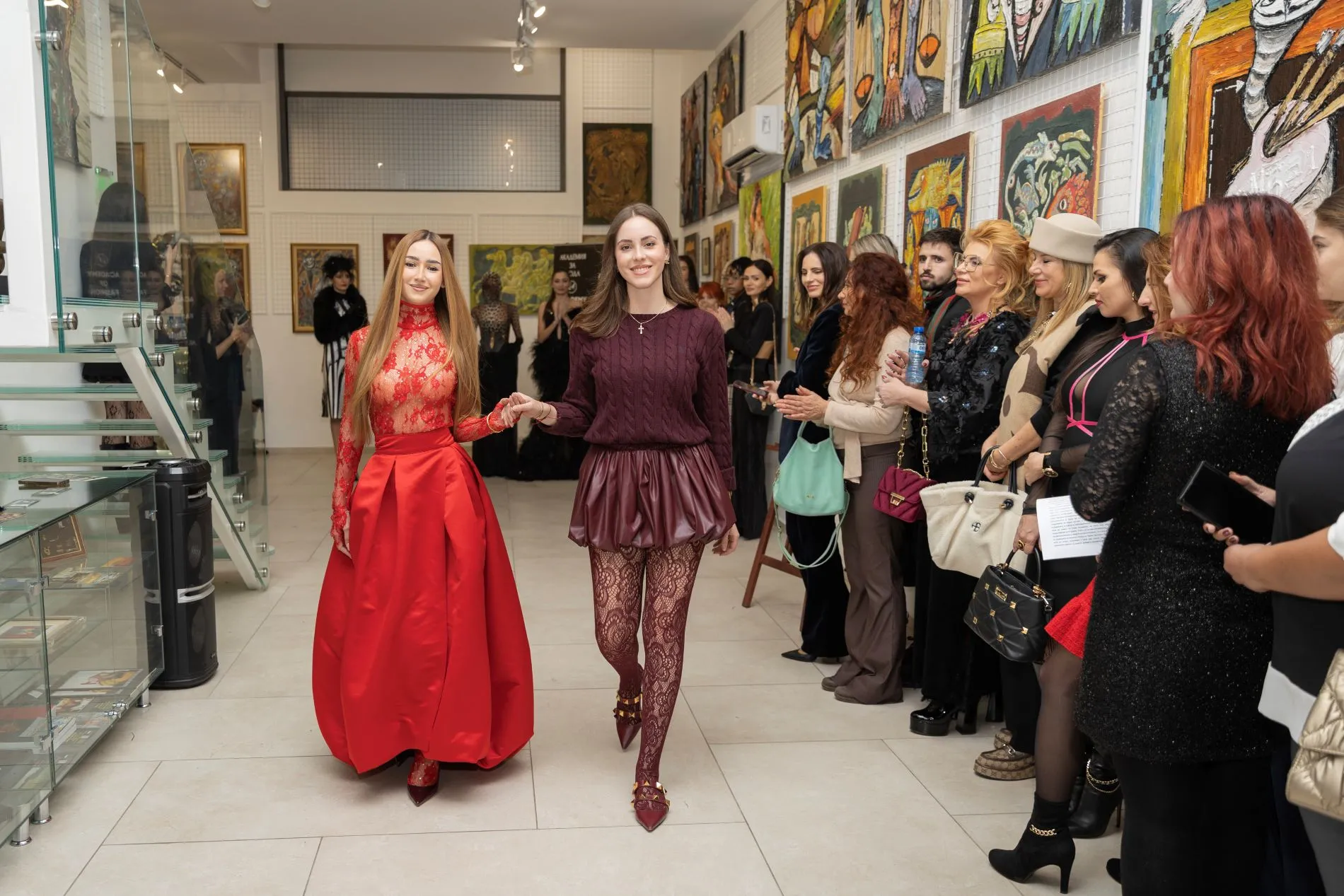 Ивет Бианки заедно с модела Илияна Борисова в неин тоалет