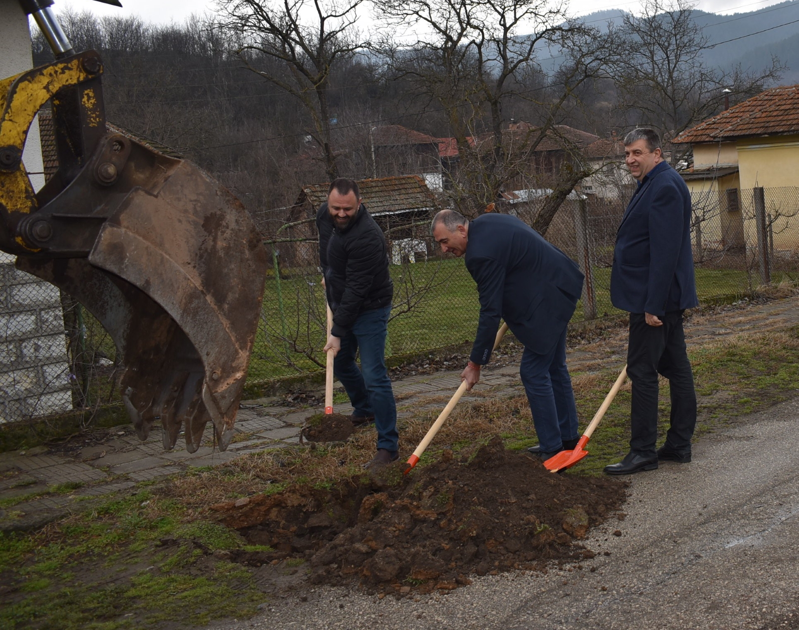 Росица Кирова и Александър Матеев присъстваха на първата копка на реконструкцията на водопроводната мрежа в Чупрене