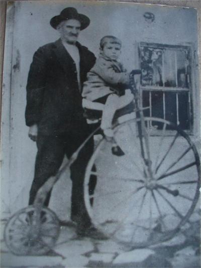 Гено Стоянов – Арабаджията с внука си Евгений и първото българско колело, 1933 г. снимка: Нова Загра архив 