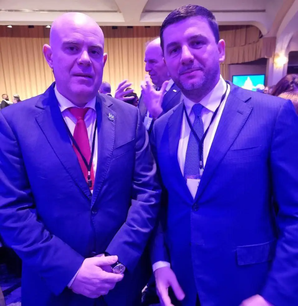  Иван Гешев с Месли Красничи, председател на Демократическата партия на Косово