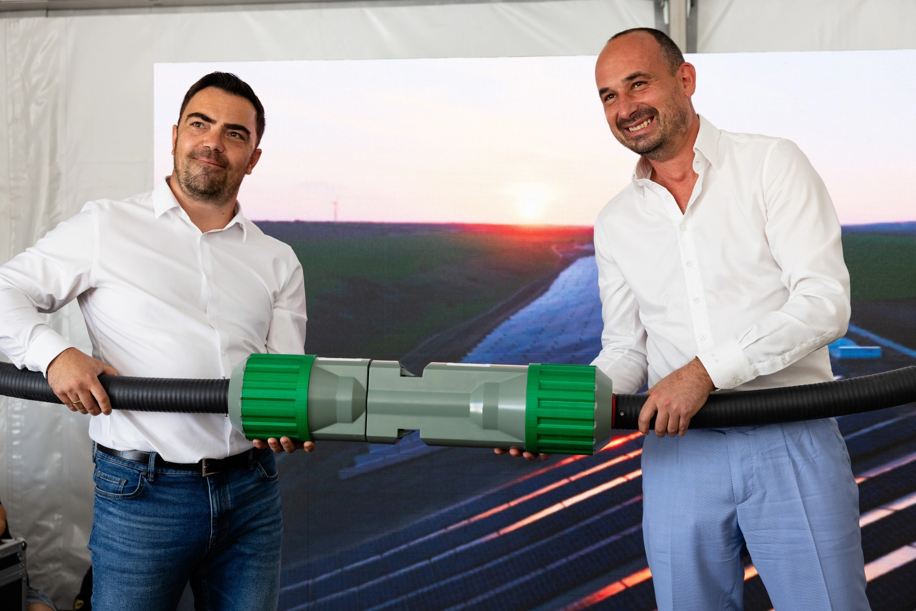 Васил Стефанов, акционер в проекта, и Калоян Величков, главен изпълнителен директор на SUNOTEC, откриват официално централата с включването на 3D модел на соларен колектор