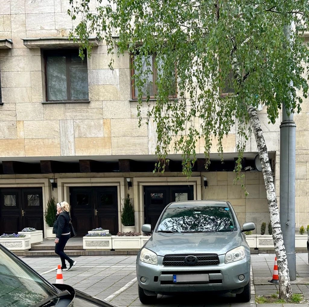 Джипът на Явор Симов, паркиран пред сградата на МВР