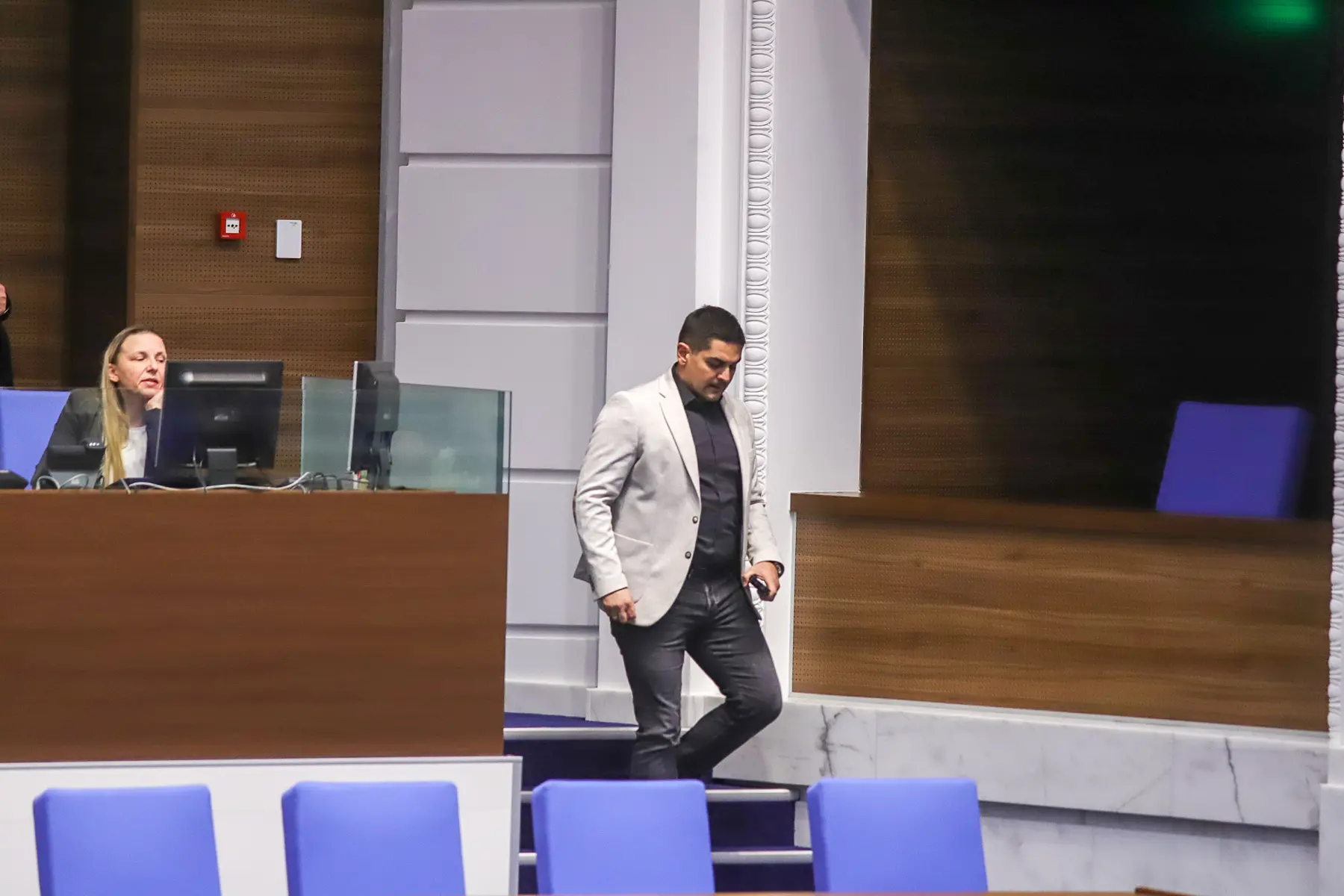 Радостин Василев с бойна крачка и облекло като за ромска сватба