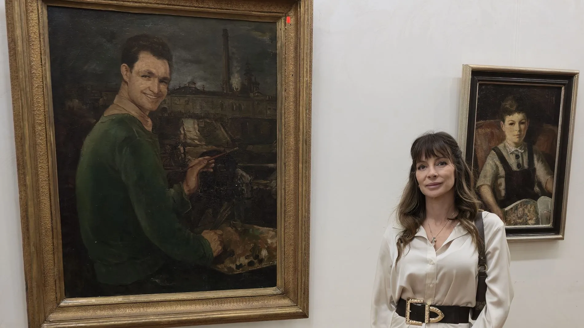 Александра /Саня/ Жекова пред автопортрета на прадядо си