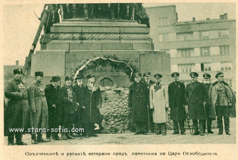  Опълченците и руските ветерани пред паметника на Цар Освободител