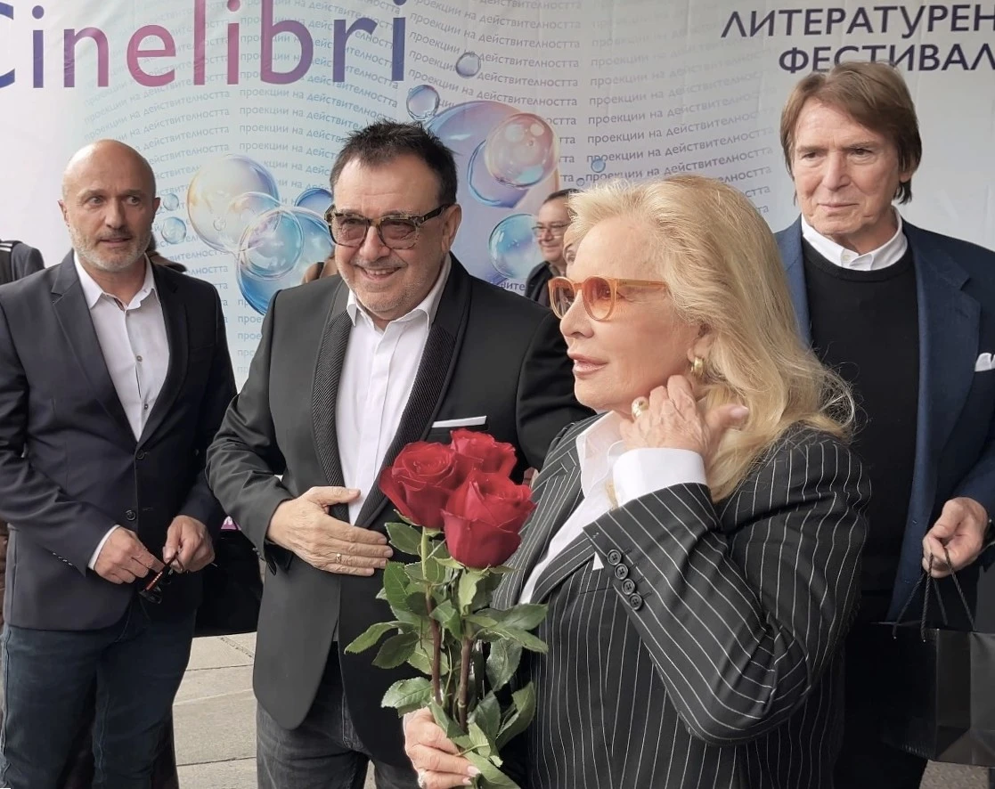 Проф. Любомир Стойков посреща Силви Вартан, съпруга й Тони Скоти и Георги Тошев пред входа на кино „Люмиер“. Фото: Академия за мода / Калин Стойков