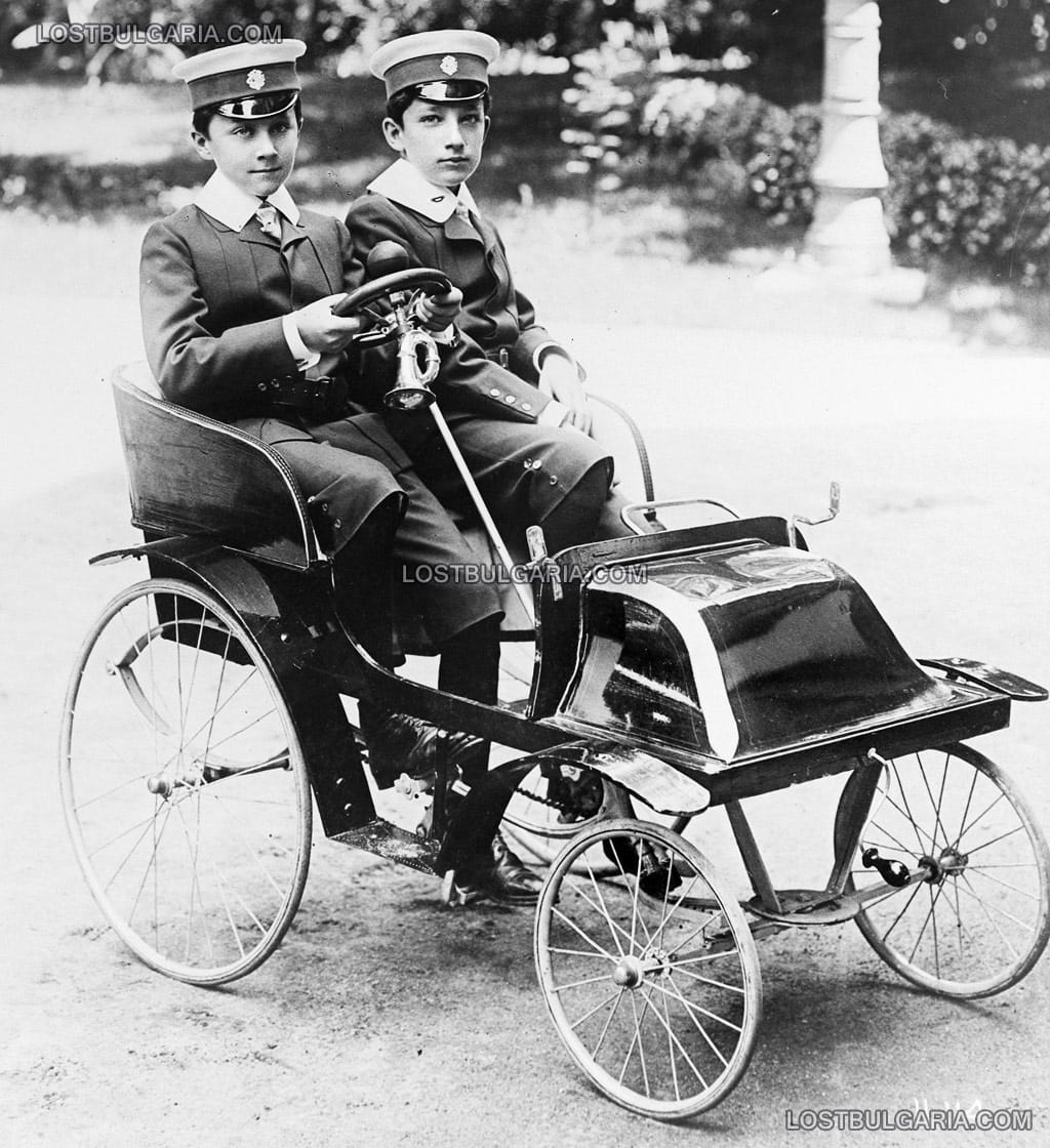 Князете Борис и Кирил с детски автомобил, заснети вероятно в парка на Двореца в София около 1905-7 г.