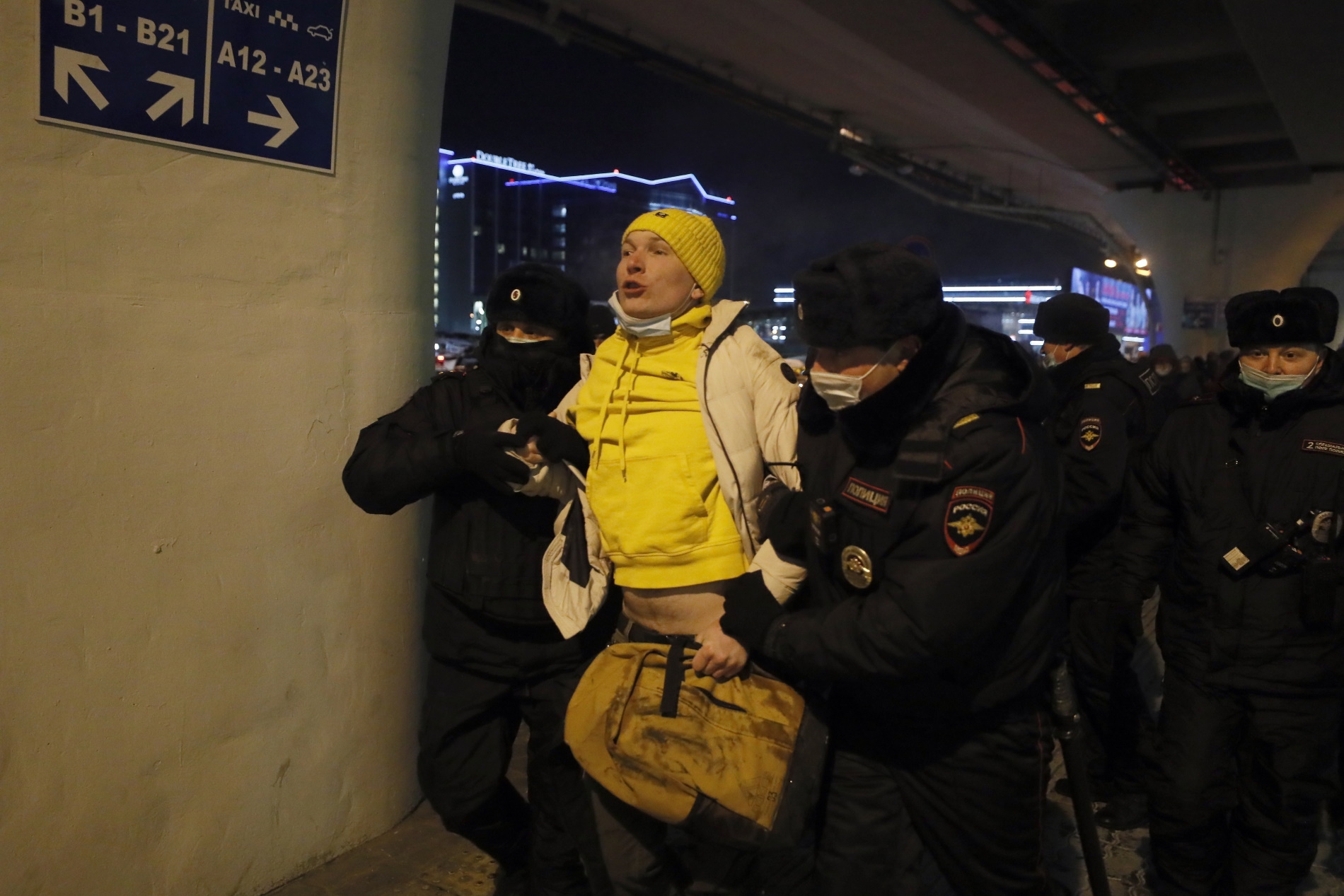 Арести преди пристигането на Навални