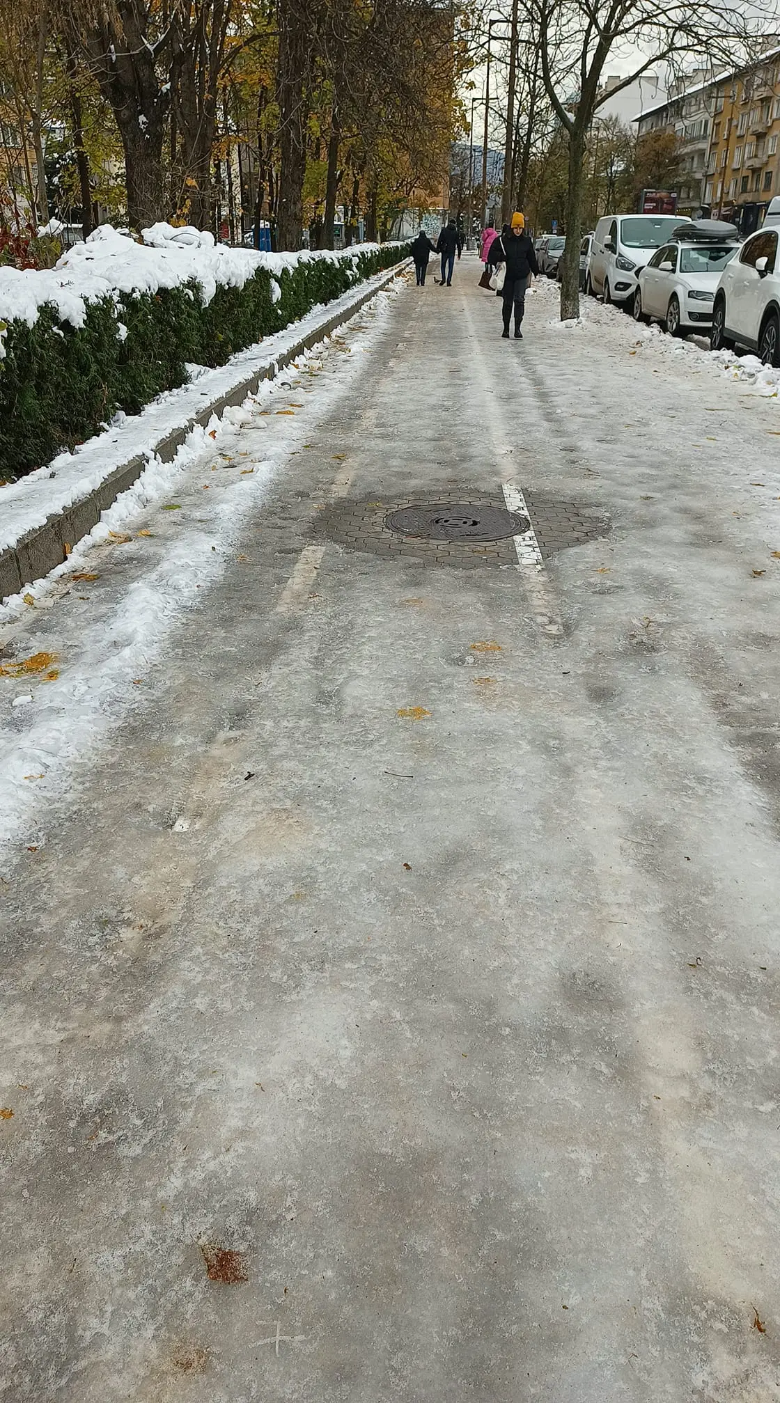  Тротоарът до НДК във втортик заран, четири след преваляванията 