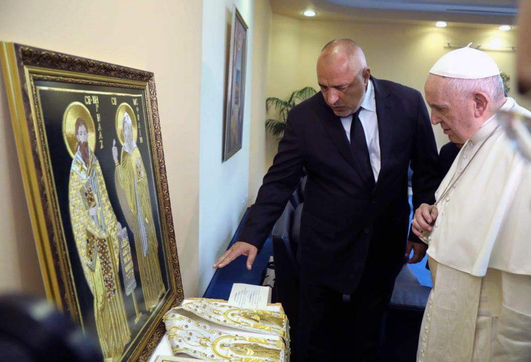 Бойко Борисов подарява епатрахила на папа Франциск, Снимка: МС