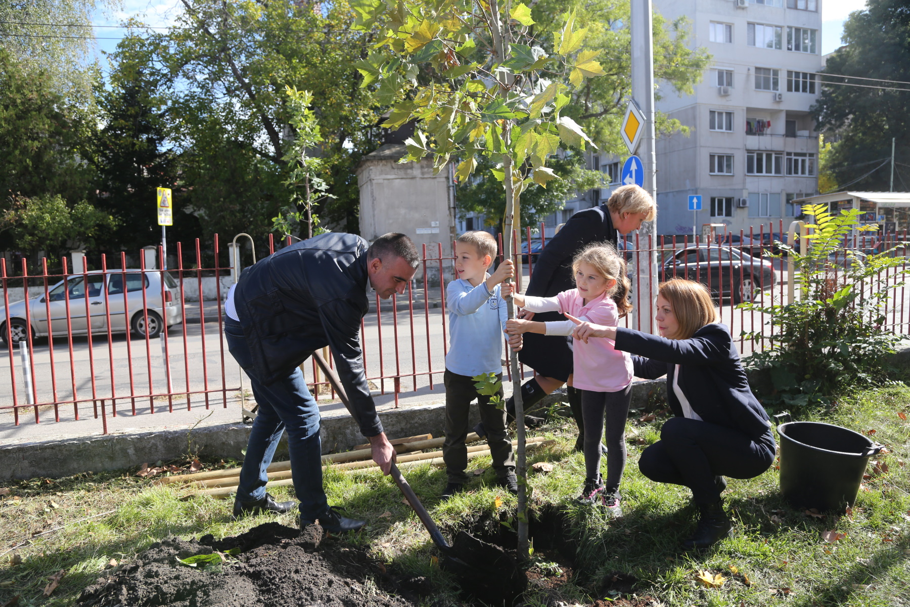 Фандъкова участва в засаждането на дървета в двора на 42 ОУ „Хаджи Димитър“ 