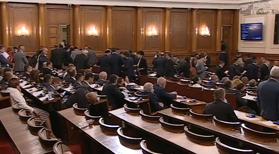 Три от партиите напуснаха пленарна зала по време на дебатите за бюджета на НЗОК