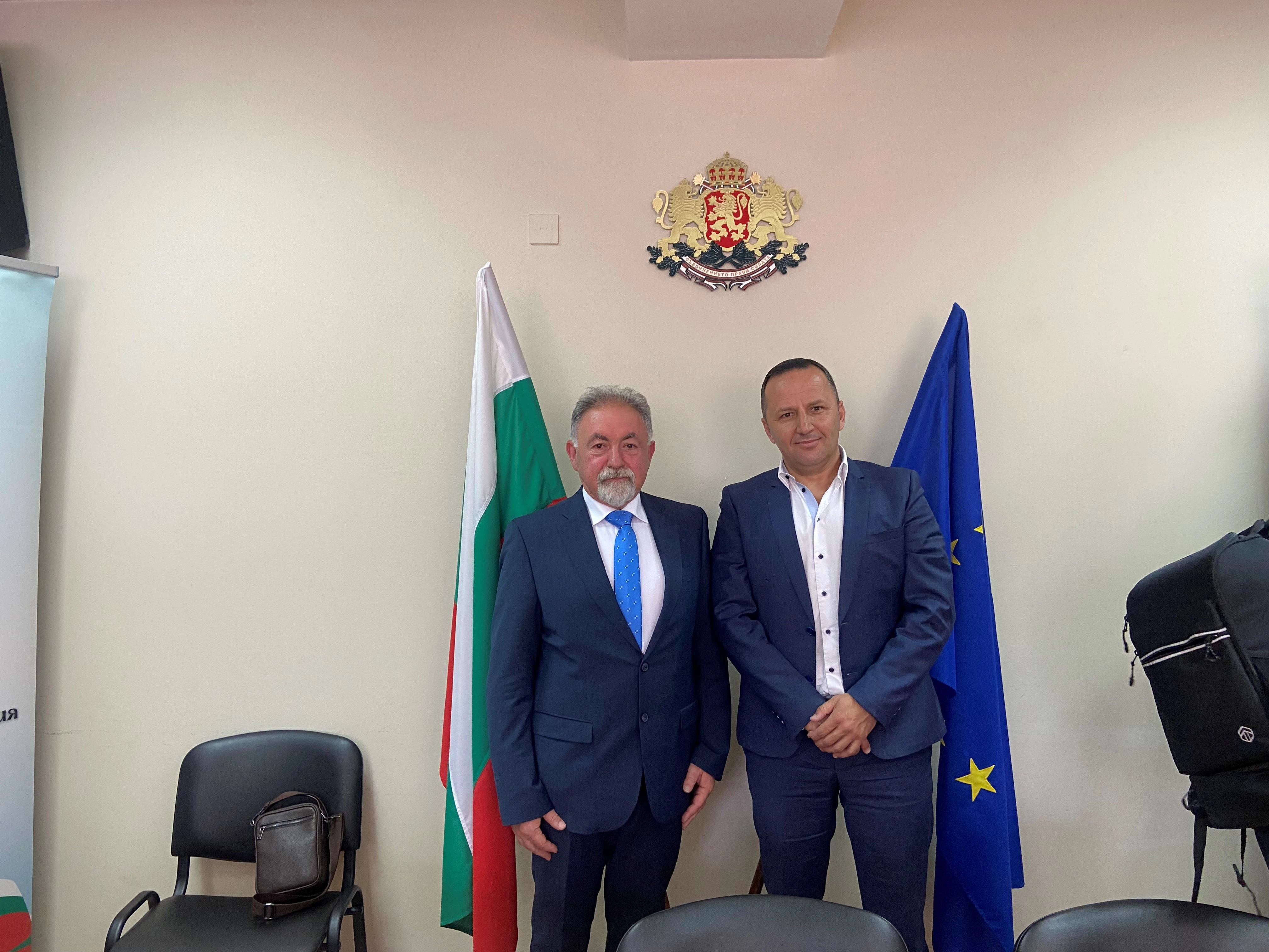 (вдясно) - Георги Динев, областен управител на Благоевград и (вляво) – Георги Миков, главен изпълнителен директор на Електрохолд България