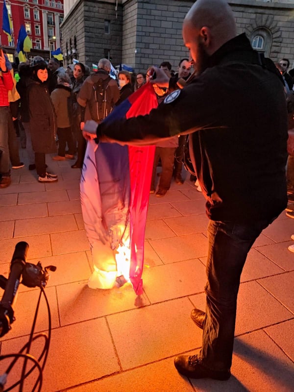 По време на шествието се изгори и руското знаме