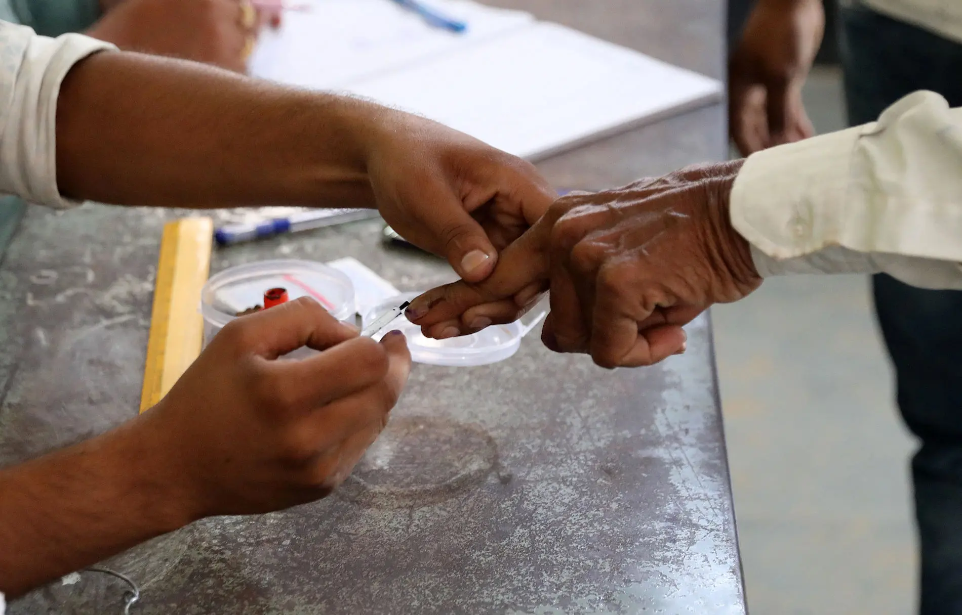 Индиец получава мастилен знак на пръста, че вече е гласувал