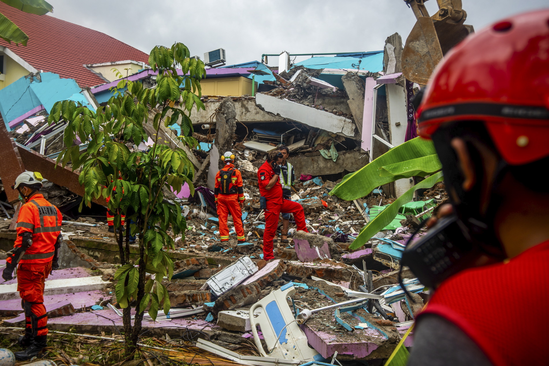 Щетите от земетресението в Индонезия