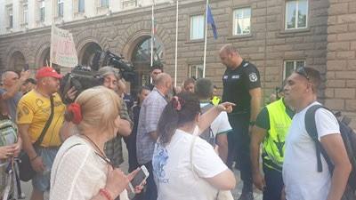 На протеста се видяха и тениски на партията на Васил Божков