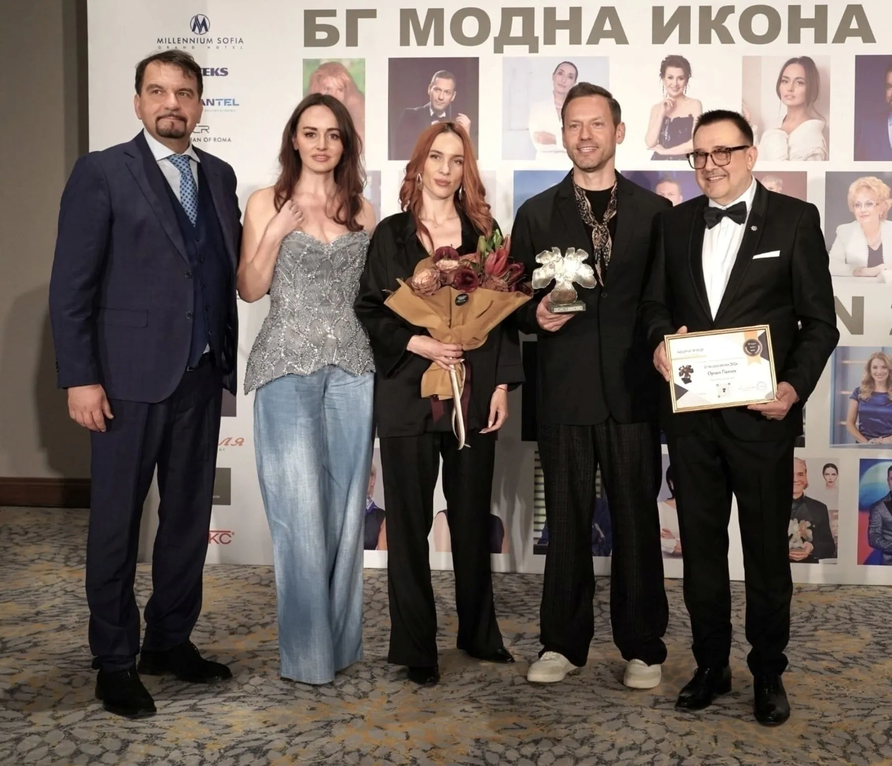 Орлин Павлов – носител на приза „БГ модна икона 2026“ в категория „Изкуство“, заедно с Ники Кънчев, Ирина Влади, Силвия Маркова и проф. Любомир Стойков, Фото: Академия за мода / Антон Марков