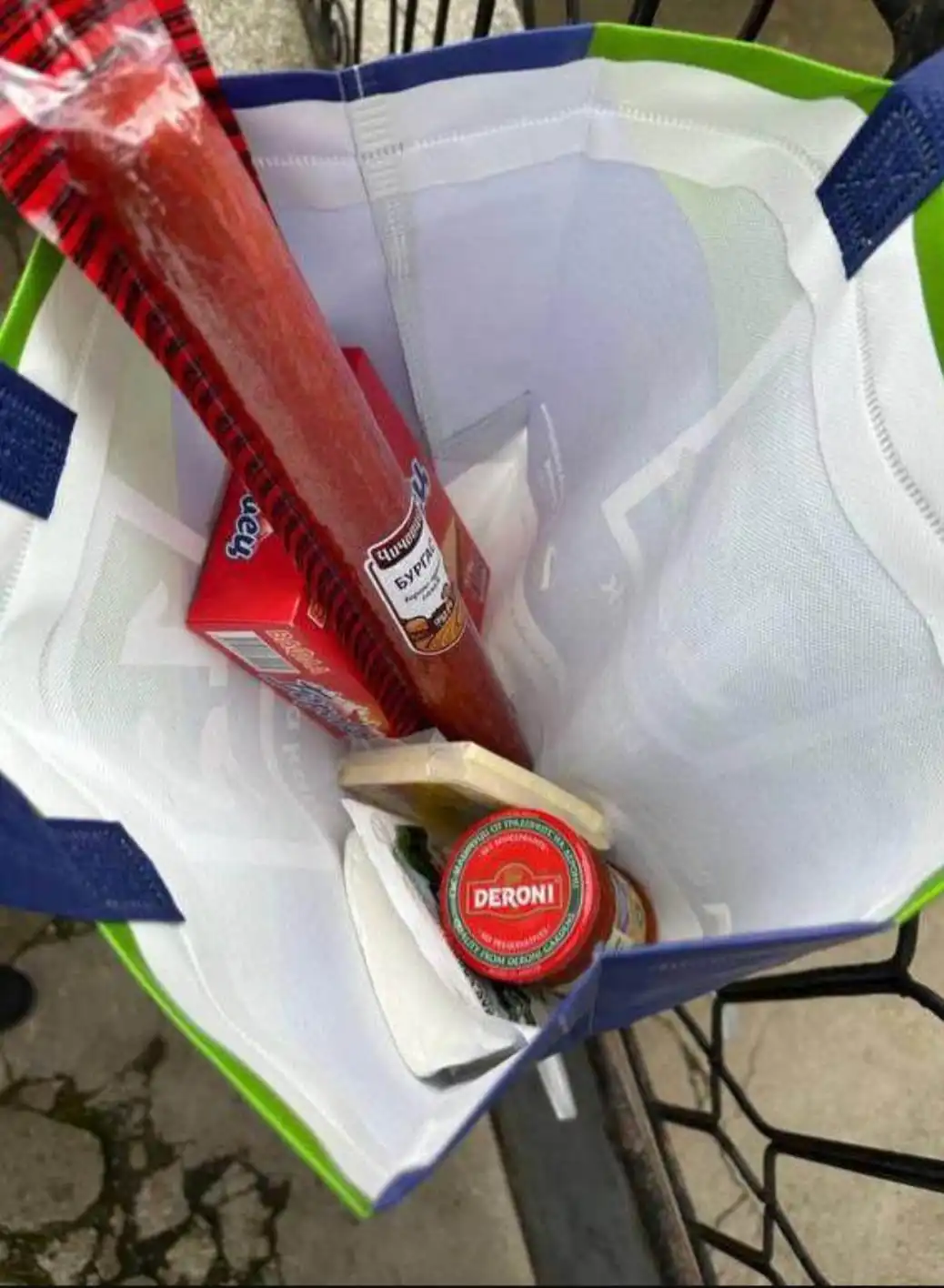 Снимките със саламите и рекламните торбички от Фейсбук