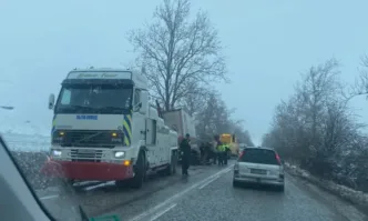 Сигнал до Tribune: Тежка катастрофа блокира пътя Враца-Оряхово (ВИДЕО/СНИМКИ)