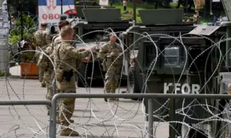 Това се случва в отговор на ареста на трима косовски