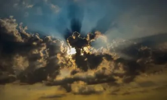 Времето ще се задържи предимно облачно на отделни места с