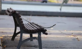 Към момента поривите на вятъра в града са над 130