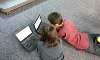 Важно е учениците да прекарват по малко време пред екраните и