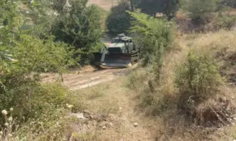 Над 130 военни гасят пожарите в страната