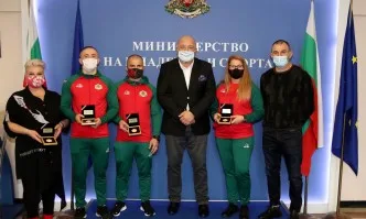 Министър Кралев награди медалистите от световното първенство по самбо