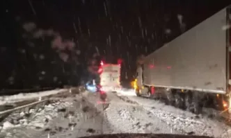 Движението по магистрала Струма на изхода от Перник към столицата