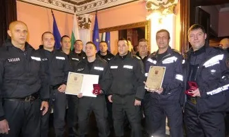 Смело сърце за пожарникарите и полицаите, които спасиха Пирогов от огнен ад