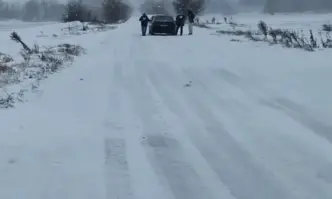 Деветима бедстващи от които пет деца са евакуирани от три автомобила пътуващи по