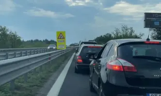 Движението в платното за София в района на виадукта при