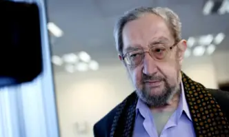 Служебният кабинет е политически балансиран а не неутрален но е