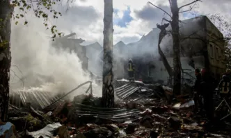 Повредени са четири автомобила и четири жилищни сгради написа губернаторът на