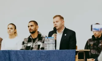 Заместник министърът на младежта и спорта Петър Младенов и редица спортни