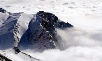 Отново спасителна акция в Рила Планински спасители търсят парапланерист който