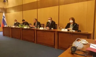 Кацаров се оправда пред посланици за пандемията: Партиите ни ползват за боксова круша