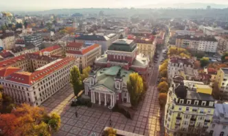 Дълги опашки от желаещи да си купят евтини билети за