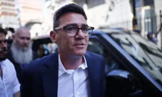 Анди Бърнам беше утвърден за нов лидер на управляващата Лейбъристка