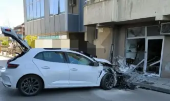 Кола се заби в салон за красота до метростанция Мусагеница (ВИДЕО)