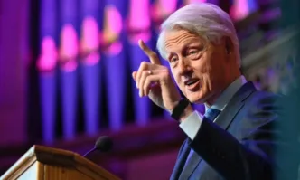 Американският президент Бил Клинтън 1993 – 2001 г е приел