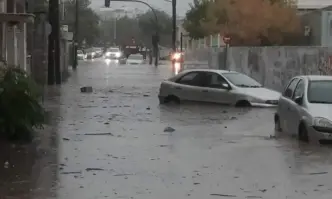 Сериозни валежи в Гърция: Жертва, стотици наводнени къщи и пътища (ВИДЕО)