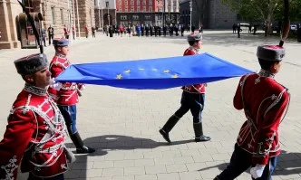 Издигнаха знамето на ЕС по повод Деня на Европа (СНИМКИ)