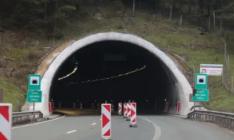 Шофьор на камион умишлено спрял в тръбата за София на тунел