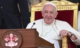 Папа Франциск е бил закаран за медицински прегледи в болница